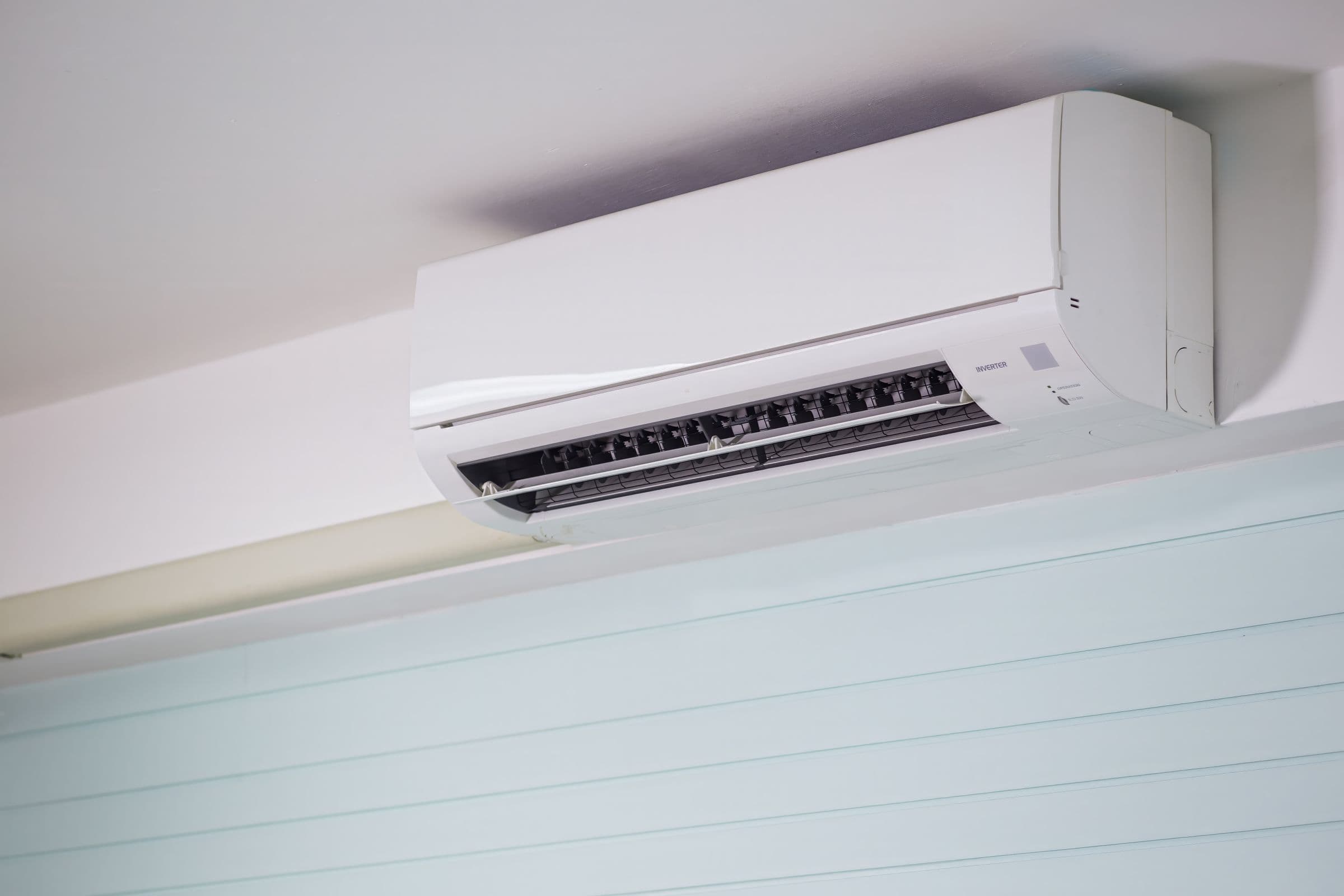 Wandgerät einer Split-Klimaanlage in einem Wohnraum
